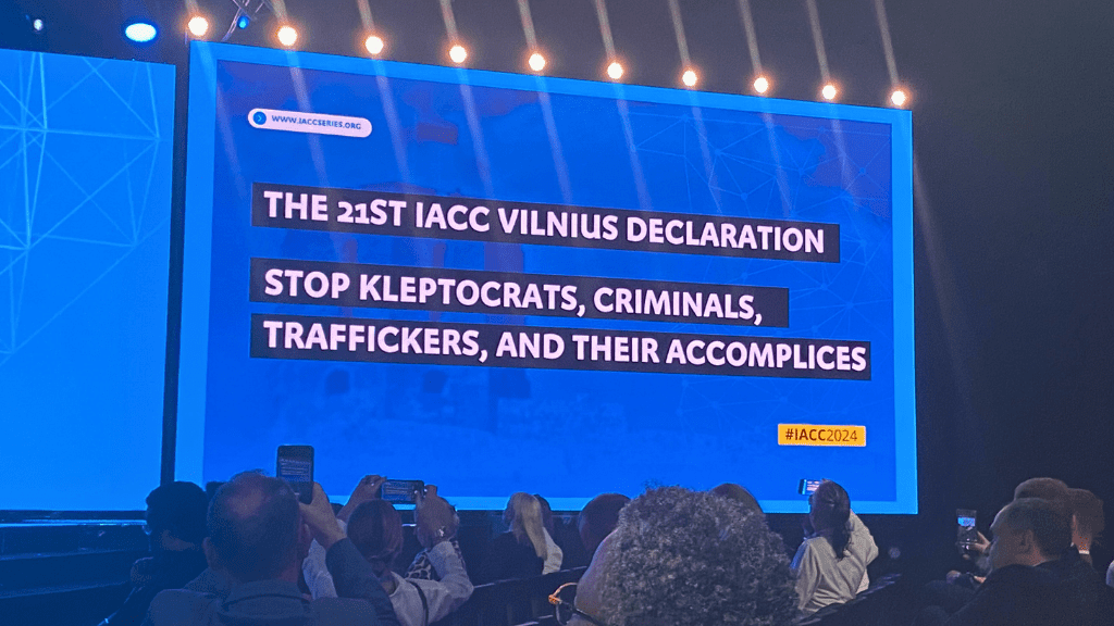 A IACC é um evento que reúne líderes e ativistas do mundo inteiro para discutir os desafios impostos pela corrupção. Neste ano, o evento aconteceu entre 18 e 21 de junho, em Vilnius, Lituânia.