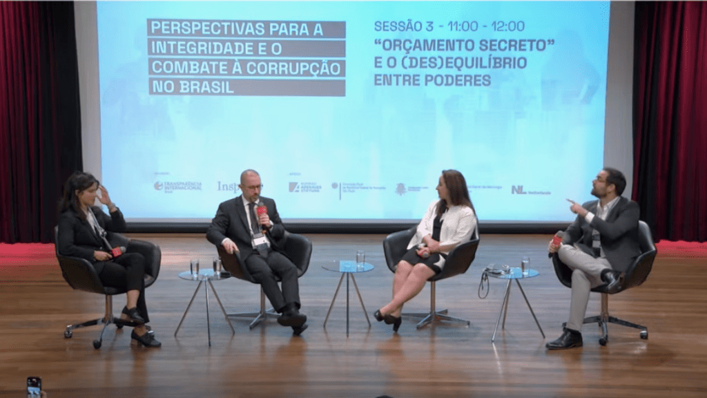 Debate sobre o orçamento secreto durante evento realizado pela Transparência Internacional - Brasil e Insper. A partir da esquerda, a pesquisadora Maria Dominguez, o ministro da CGU, Vinicius Marques de Carvalho, a deputada federal Adriana Ventura e o jornalista Breno Pires.