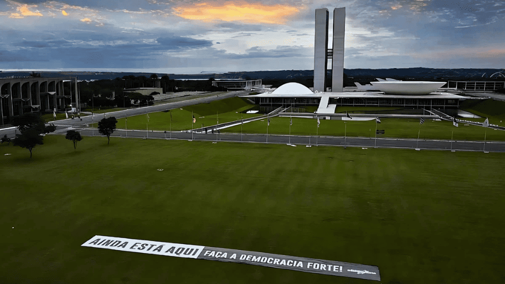 Faixa estendida na Praça dos Três Poderes pelo Pacto pela Democracia para marcar o lançamento da agenda Democracia Forte (leia ao final do texto). Foto: Scarlett Rocha/ Pacto Pela Democracia