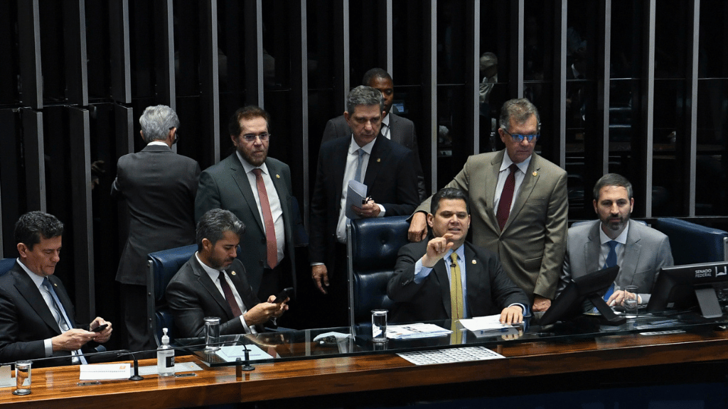 Anexada ao projeto pelo presidente do Senado, Davi Alcolumbre (centro), a Emenda 198 cria a Licença Ambiental Especial, uma modalidade de licença submetida à pressão política direta. Foto: Jonas Pereira/Agência Senado