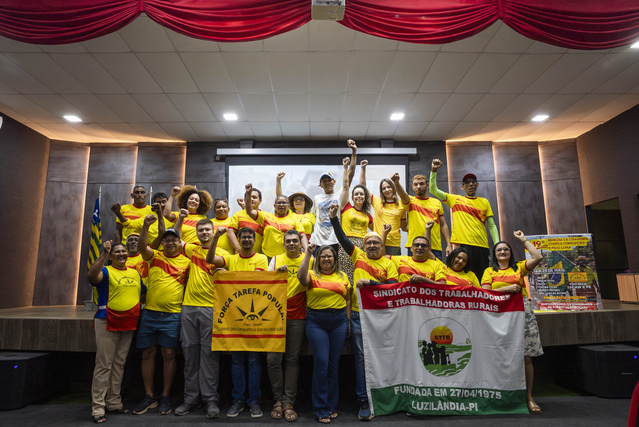 Audiência pública no final da marcha no Piauí, mostra ativistas em cima do palco celebrando