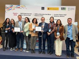 Integrantes da comitiva que recebeu a menção honrosa pelo compromisso brasileiro de promoção da transparência e participação social em obras de infraestrutura, durante o OGP Global Summit 2025. Foto: Divulgação