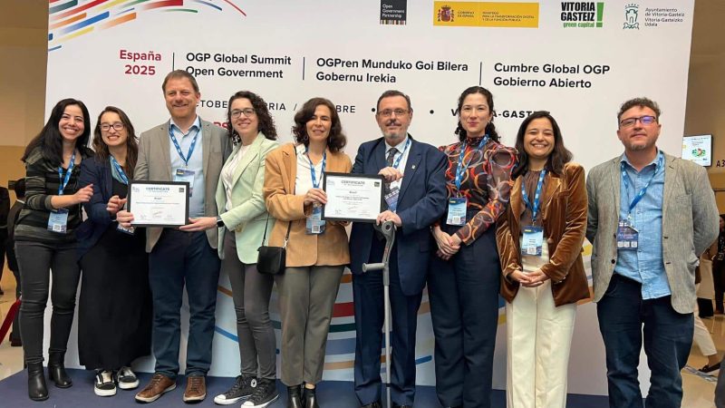 Integrantes da comitiva que recebeu a menção honrosa pelo compromisso brasileiro de promoção da transparência e participação social em obras de infraestrutura, durante o OGP Global Summit 2025. Foto: Divulgação