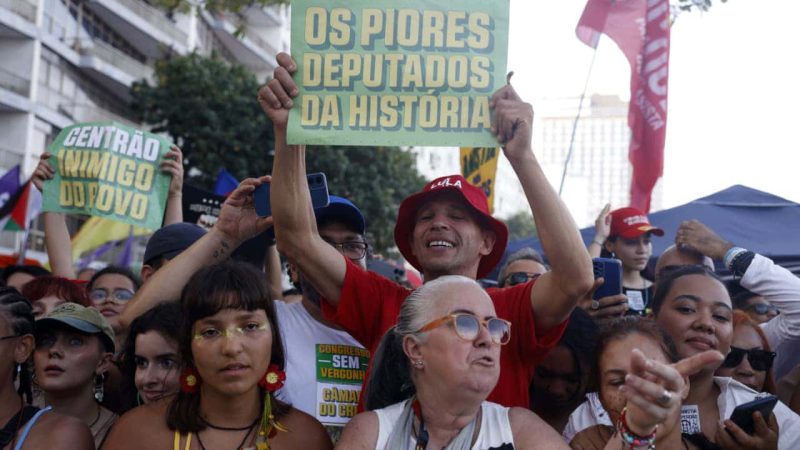 O controle da atuação do governo, exercido pela sociedade civil e pela imprensa, fornece aos eleitores a informação necessária para penalizar a corrupção. Foto: Tânia Rêgo/Agência Brasil