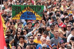 Manifestantes participam de ato contra a PEC da Anistia e da Blindagem, no MASP. Foto: Paulo Pinto/Agência Brasil
