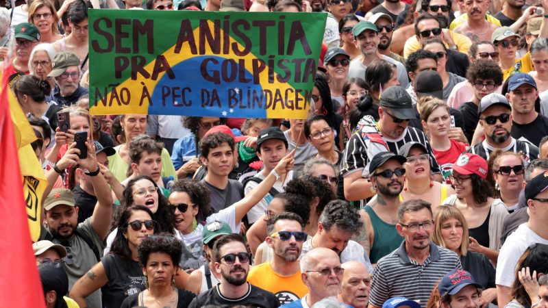 Manifestantes participam de ato contra a PEC da Anistia e da Blindagem, no MASP. Foto: Paulo Pinto/Agência Brasil