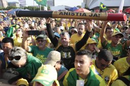 Aliados do ex-presidente Jair Bolsonaro (PL) realizam uma caminhada em Brasília para pedir anistia às pessoas presas e condenadas por envolvimento nos atos de 8 de Janeiro de 2023. Foto: Joédson Alves/Agência Brasil