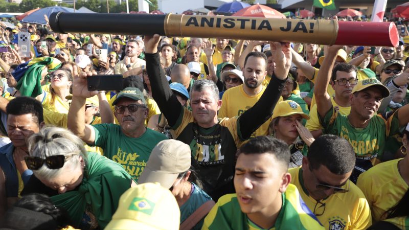 Aliados do ex-presidente Jair Bolsonaro (PL) realizam uma caminhada em Brasília para pedir anistia às pessoas presas e condenadas por envolvimento nos atos de 8 de Janeiro de 2023. Foto: Joédson Alves/Agência Brasil