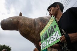 Indígenas fazem protesto em frente ao prédio onde está sendo realizada a Pré-Cop30. Foto: Marcelo Camargo/Agência Brasil
