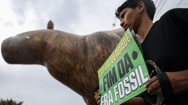 Indígenas fazem protesto em frente ao prédio onde está sendo realizada a Pré-Cop30. Foto: Marcelo Camargo/Agência Brasil