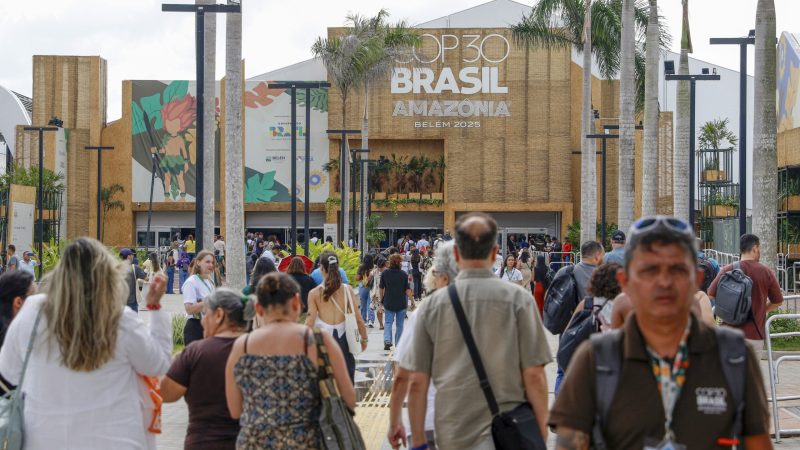 Pessoas chegam na entrada da área da Green Zone (Área Verde), na COP30. Foto: Bruno Peres/Agência Brasil