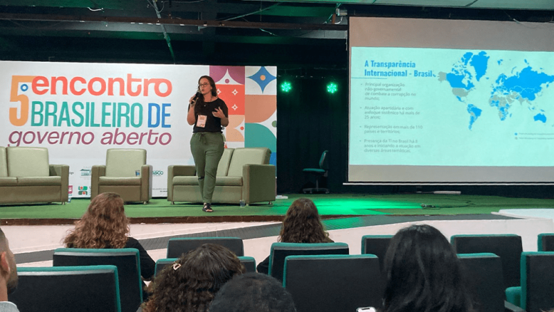Amanda Faria Lima, analista do Programa de Integridade e Governança Pública da Transparência Internacional - Brasil, conduzindo oficina sobre transparência e acesso à informação.