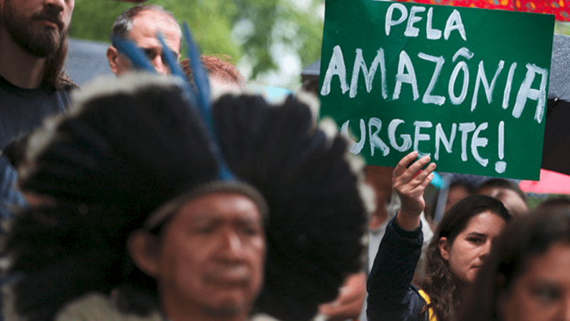 Representantes da sociedade civil, servidores públicos da área ambiental, ativistas e movimentos indígenas realizam ato em defesa da natureza em frente ao Ministério do Meio Ambiente. Foto: Marcelo Camargo/Agência Brasil.