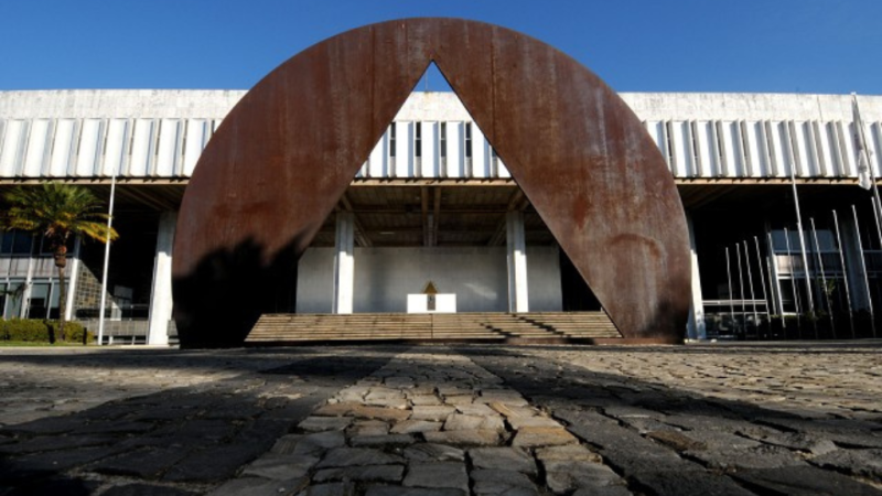 Escultura de Amilcar de Castro em frente ao Palácio da Inconfidência, sede do Legislativo mineiro. Minas Gerais foi o estado que mais destinou recursos para emendas parlamentares em 2023, R$ 2,4 bilhões. Foto: Guilherme Bergamini/Arquivo ALMG