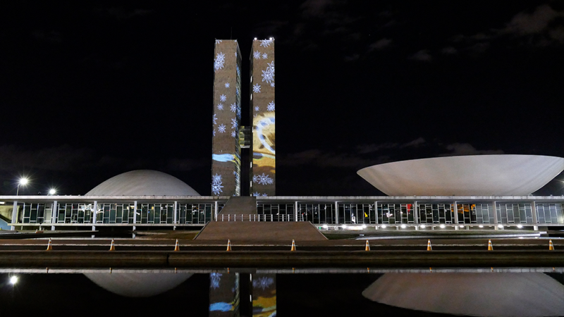 Foto: Roque de Sá/Agência Senado (Congresso recebendo iluminação especial por conta do Dia Mundial do Meio Ambiente em 2021)