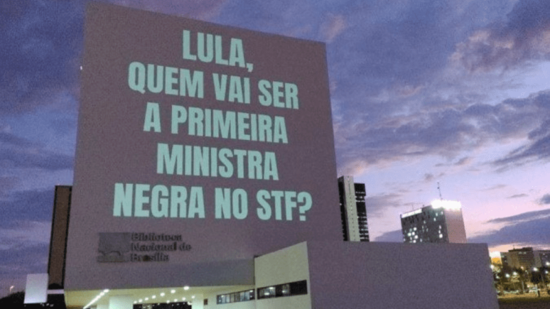 Projeção na Biblioteca Nacional em 24 de agosto de 2023 pede indicação de ministra negra ao STF | foto: Coalizão Negra Por Direitos