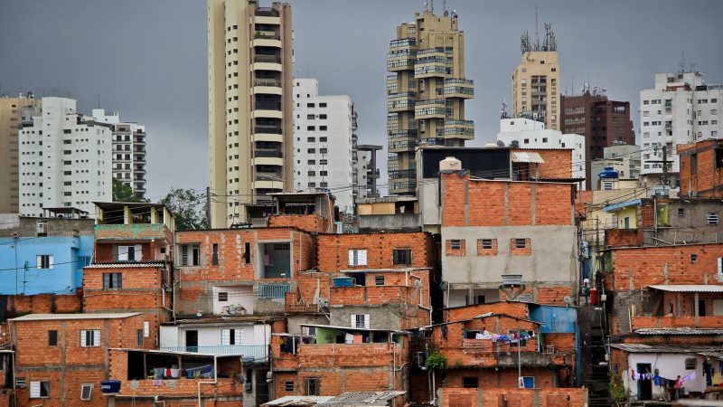 O contraste entre os prédios de luxo do Morumbi e a favela de Paraisópolis, em São Paulo (SP), retrata muito bem as desigualdades brasileiras. Foto: Rodrigo Villar