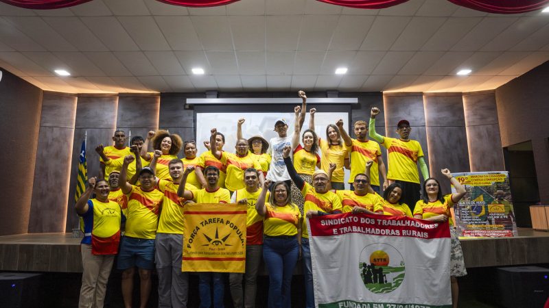 Audiência pública no final da marcha no Piauí, mostra ativistas em cima do palco celebrando