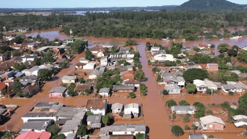 As enchentes no Rio Grande do Sul em 2024 deixaram um rastro de destruição em municípios como Canoas — que, segundo dados coletados em 2025, mais de um ano após a tragédia, ainda não tinha Plano de Contingência de Proteção e Defesa Civil publicado. Imagem: Reprodução/TV Brasil